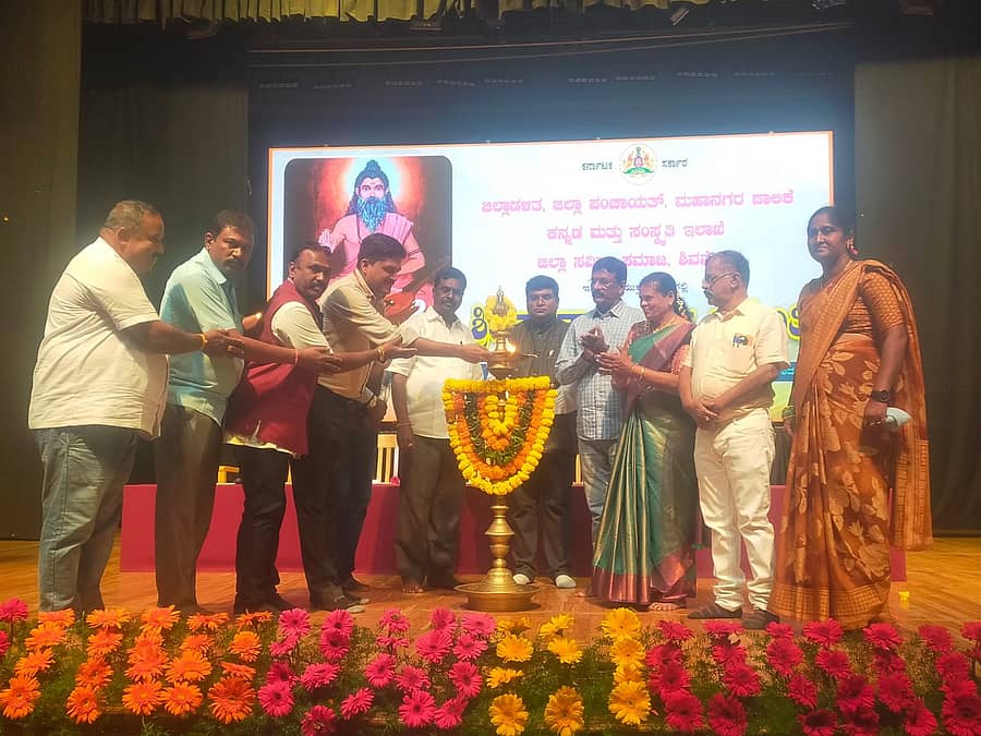 ಶಿವಮೊಗ್ಗದಲ್ಲಿ ಭಾನುವಾರ ಹಮ್ಮಿಕೊಂಡಿದ್ದ ಸವಿತಾ ಮಹರ್ಷಿ ಜಯಂತಿ ಕಾರ್ಯಕ್ರಮವನ್ನು ಹೆಚ್ಚುವರಿ ಜಿಲ್ಲಾಧಿಕಾರಿ ವಿ.ಅಭಿಷೇಕ್ ಉದ್ಘಾಟಿಸಿದರು