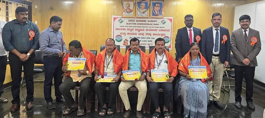 ಇಂಡಿ ನಗರದ ಆಡಳಿತ ಸೌಧದಲ್ಲಿ ಭಾನುವಾರ ನಡೆದ ತಾಲ್ಲೂಕು ಮಟ್ಟದ ಮತದಾನ ಜಾಗೃತಿ ಮತ್ತು ಕಾನೂನು ಅರಿವು– ನೆರವು ಕಾರ್ಯಕ್ರಮದಲ್ಲಿ ಸಿಬ್ಬಂದಿಯನ್ನು ಸನ್ಮಾನಿಸಲಾಯಿತು