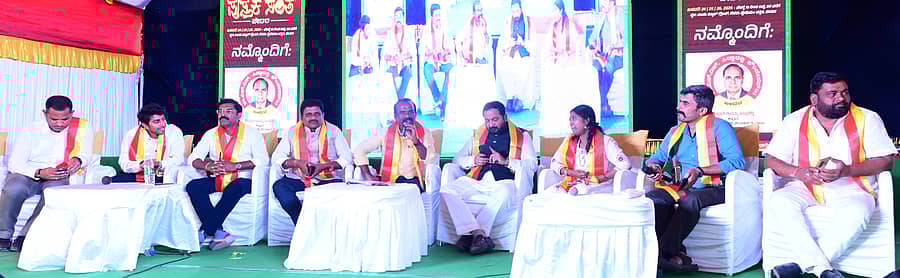 ಪುಸ್ತಕ ಸಂತೆಯ ಅಂಗವಾಗಿ ಭಾನುವಾರ ಬೀದರ್‌ನಲ್ಲಿ ಏರ್ಪಡಿಸಿದ್ದ ‘ಸಾಹಿತ್ಯ ಮತ್ತು ರಾಜಕೀಯ’ ಗೋಷ್ಠಿಯಲ್ಲಿ ವಿಧಾನ ಪರಿಷತ್ತಿನ ವಿರೋಧ ಪಕ್ಷದ ಮುಖ್ಯ ಸಚೇತಕ ಎನ್‌. ರವಿಕುಮಾರ್‌ ಮಾತನಾಡಿದರು