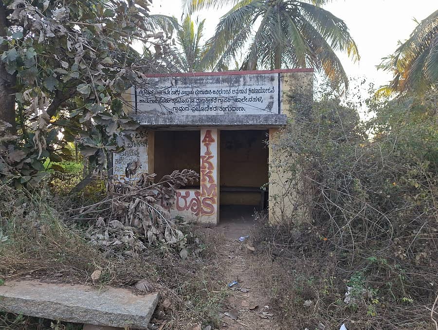 ತಿಪಟೂರು ತಾಲ್ಲೂಕಿನಲ್ಲಿ ತಂಗುದಾಣದ ಸ್ಥಿತಿ