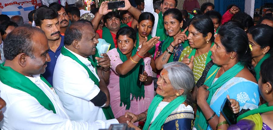 ರಾಮನಗರ ತಾಲ್ಲೂಕಿನ ಬಿಡದಿ ಹೋಬಳಿಯಲ್ಲಿ ಗ್ರೇಟರ್ ಬೆಂಗಳೂರು ಸಮಗ್ರ ಉಪನಗರ ಯೋಜನೆ ವಿರೋಧಿಸಿ, ಭೈರಮಂಗಲದಲ್ಲಿ ರೈತರು ನಡೆಯುತ್ತಿರುವ ಅನಿರ್ದಿಷ್ಟಾವಧಿ ಧರಣಿಯಲ್ಲಿ ಭಾನುವಾರ ಪಾಲ್ಗೊಂಡ ಕೇಂದ್ರ ಸಚಿವ ಎಚ್.ಡಿ. ಕುಮಾರಸ್ವಾಮಿ ಅವರು, ರೈತ ಮಹಿಳೆಯರ ಅಹವಾಲು ಆಲಿಸಿದರು. ಮಾಜಿ ಶಾಸಕ ಎ. ಮಂಜುನಾಥ್ ಇದ್ದಾರೆ