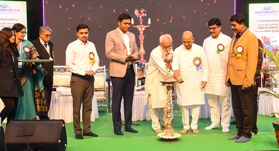 ಯಾದಗಿರಿಯ ಆರ್ಯಭಟ ಶಾಲೆಯಲ್ಲಿ ಭಾನುವಾರ ನಡೆದ ಸಂಸ್ಥಾಪನ ದಿನಾಚರಣೆ ಕಾರ್ಯಕ್ರಮವನ್ನು ಸಚಿವ ಡಾ.ಶರಣಪ್ರಕಾಶ ಪಾಟೀಲ ಮತ್ತು ಸಂದೀಪ್ ಪಾಂಡೆ ಉದ್ಘಾಟಿಸಿದರು. ಗಣ್ಯರು ಉಪಸ್ಥಿತರಿದ್ದರು