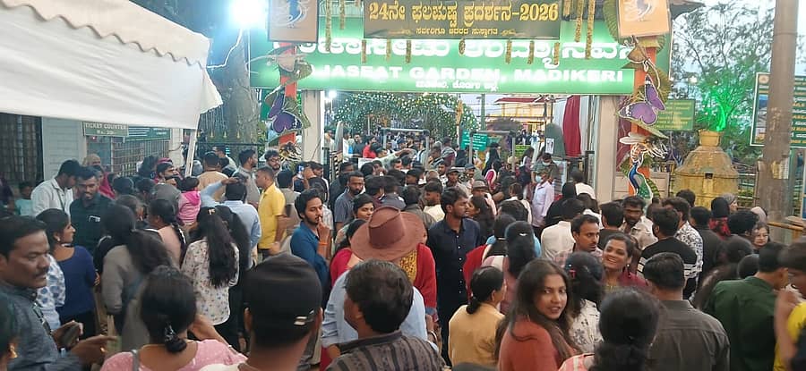 ಮಡಿಕೇರಿಯ ರಾಜಾಸೀಟ್ ಉದ್ಯಾನದಲ್ಲಿ ನಡೆಯುತ್ತಿರುವ ಫಲಪುಷ್ಪ ಪ್ರದರ್ಶನಕ್ಕೆ ಭಾನುವಾರ ಅಪಾರ ಸಂಖ್ಯೆಯಲ್ಲಿ ಜನರು ಆಗಮಿಸಿದರು   ಪ್ರಜಾವಾಣಿ ಚಿತ್ರ/ರಂಗಸ್ವಾಮಿ