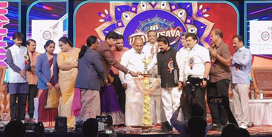 ಹೊಸದುರ್ಗದ ಎ.ವಿ.ಎಸ್. ಶಾಲೆ ಆವರಣದಲ್ಲಿ ಆಯೋಜಿಸಿದ್ದ ಎವಿಎಸ್ ಉದಯೋತ್ಸವ ಹಾಗೂ ಶಾಲಾ ವಾರ್ಷಿಕೋತ್ಸವ ಸಮಾರಂಭವನ್ನು ಶಾಸಕ ಬಿ‌.ಜಿ. ಗೋವಿಂದಪ್ಪ ಉದ್ಘಾಟಿಸಿದರು