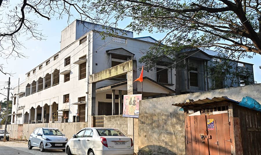 ದಾವಣಗೆರೆಯ ಮೀನು ಮಾರುಕಟ್ಟೆ ಬಳಿ ಇರುವ ಜಿಲ್ಲಾ ರಂಗಮಂದಿರ ಕಟ್ಟಡ ಕಾಮಗಾರಿಯು ನನೆಗುದಿಗೆ ಬಿದ್ದಿರುವುದು ಪ್ರಜಾವಾಣಿ ಚಿತ್ರ: ಸತೀಶ್ ಬಡಿಗೇರ