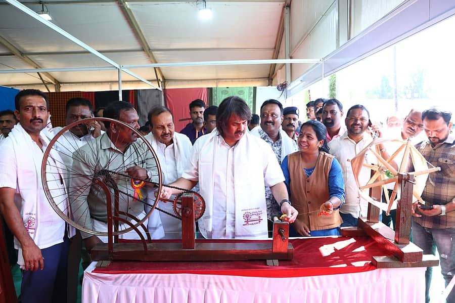 ಶಿವಮೊಗ್ಗದಲ್ಲಿ ಭಾನುವಾರ ಕ್ರಾಫ್ಟ್ ಆಫ್ ಮಲ್ನಾಡ್ ಮೇಳದಲ್ಲಿ ಸಾಗರದ ಹೆಗ್ಗೋಡಿನ ಚರಕ ಸಂಸ್ಥೆಯ ದೇಸಿ ಉತ್ಪನ್ನಗಳ ಮಳಿಗೆ ವೀಕ್ಷಣೆ ಮಾಡಿದ ಜಿಲ್ಲಾ ಉಸ್ತುವಾರಿ ಸಚಿವ ಮಧು ಬಂಗಾರಪ್ಪ ಅವರು, ಚರಕದಲ್ಲಿ ಬಟ್ಟೆ ನೇಯುವ ವಿಧಾನವನ್ನು ಪ್ರಾಯೋಗಿಕವಾಗಿ ತಿಳಿದುಕೊಂಡರು