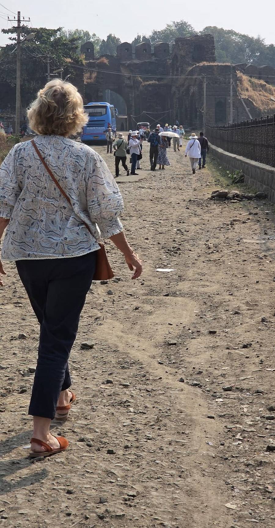 ಕಲಬುರಗಿಯ ಬಹಮನಿ ಕೋಟೆಗೆ ಬಂದಿದ್ದ ವಿದೇಶಿ ಪ್ರವಾಸಿಗರೊಬ್ಬರು ಕಲ್ಲು, ಮಣ್ಣಿನ ಕಚ್ಚಾ ರಸ್ತೆಯಲ್ಲೇ ಸಾಗಿದ ನೋಟ