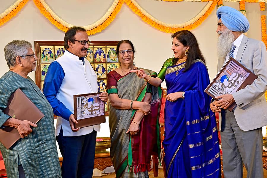 ಭಾನುವಾರ ನಡೆದ ಕಾರ್ಯಕ್ರಮದಲ್ಲಿ ‘ರೂಟೆಡ್‌ ಇನ್‌ ಗೋಲ್ಡ್‌’ ಲೋಕಾರ್ಪಣೆ ಮಾಡಿದ ನಂತರ ಚಿತ್ರಕಲಾವಿದ ಚಂದ್ರಕಾಂತ್ ಆಚಾರ್ಯ, ಬಿ.ಎಲ್‌.ಶಂಕರ್‌, ಪ್ರಭಾ ಮಲ್ಲೇಶ್‌, ನಟಿ–ಭರತನಾಟ್ಯ ಕಲಾವಿದೆ ಲಕ್ಷ್ಮಿ ಗೋಪಾಲಸ್ವಾಮಿ ಮತ್ತು ಚಿರಂಜೀವಿ ಸಿಂಘ್‌ ಅವರು ಮಾತುಕತೆಯಲ್ಲಿ ತೊಡಗಿದ್ದರು –ಪ್ರಜಾವಾಣಿ ಚಿತ್ರ