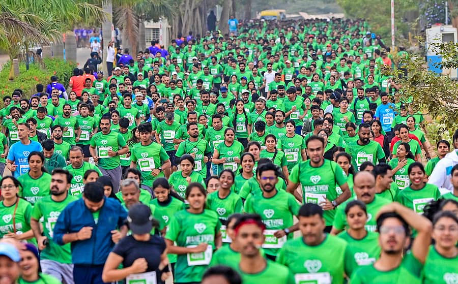 ಬೆಂಗಳೂರಿನಲ್ಲಿ ಭಾನುವಾರ ‘ಪ್ರಜಾವಾಣಿ’ ಮತ್ತು ‘ಡೆಕ್ಕನ್ ಹೆರಾಲ್ಡ್’ ಸಹಯೋಗದಲ್ಲಿ ಮಣಿಪಾಲ್ ಅಕಾಡೆಮಿ ಆಫ್‌ ಹೈಯರ್‌ ಎಜುಕೇಷನ್ ಆಯೋಜಿಸಿದ್ದ ‘ಮಾಹೆ ಬೆಂಗಳೂರು ಮ್ಯಾರಾಥಾನ್’ ನಲ್ಲಿ ಸಾವಿರಾರು ಜನರು ಸಂಭ್ರಮದಿಂದ ಓಡಿದರು.
ಪ್ರಜಾವಾಣಿ ಚಿತ್ರ: ರಂಜು ಪಿ.