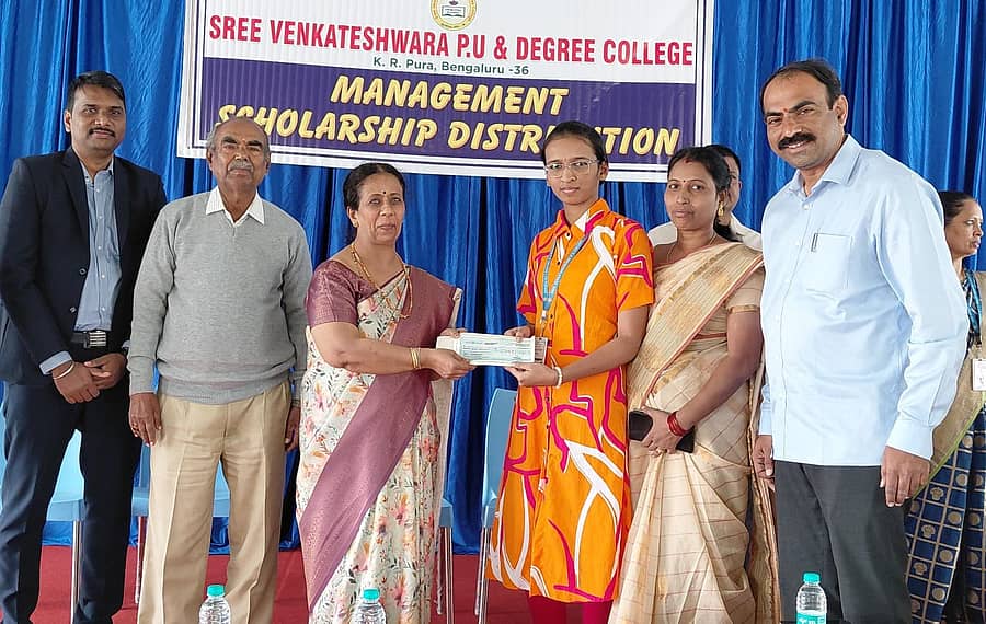 ಕೆ.ಆರ್.ಪುರದ ಸರ್ಕಾರಿ ಪದವಿಪೂರ್ವ ಕಾಲೇಜಿನ ಪ್ರಾಂಶುಪಾಲರಾದ ಎಂ.ಎಸ್.ರಾಧಾ ಅವರು ವಿದ್ಯಾರ್ಥಿಗಳಿಗೆ ಪ್ರೋತ್ಸಾಹಧನದ ಚೆಕ್ ವಿತರಿಸಿದರು. ಚಾರ್ಟರ್ಡ್ ಅಕೌಂಟೆಂಟ್ ನವೀನ್ ಕುಮಾರ್, ಕೆ.ವಿ.ಮುನಿಸ್ವಾಮಿ ಇದ್ದರು.