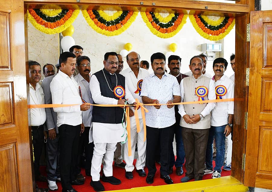 ಶಿವಮೊಗ್ಗದಲ್ಲಿ ಅಖಿಲ ಭಾರತ ಭಾವಸಾರ ಕ್ಷತ್ರಿಯ ಮಹಾಸಭಾದಿಂದ ನೂತನವಾಗಿ ನಿರ್ಮಿಸಿರುವ ಭಾವಸಾರ ಸಂಸ್ಕೃತಿ ಭವನವನ್ನು ಸಂಸದ ಬಿ.ವೈ.ರಾಘವೇಂದ್ರ ಭಾನುವಾರ ಉದ್ಘಾಟಿಸಿದರು