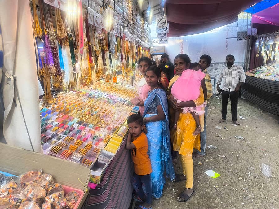 ಪಂಪಾ ವಿರೂಪಾಕ್ಷೇಶ್ವರ ದೇವಸ್ಥಾನದ ಜಾತ್ರೆಯಲ್ಲಿ ಮಹಿಳೆಯರು ಬಳೆ ಖರೀದಿ ಮಾಡುತ್ತಿರುವುದು