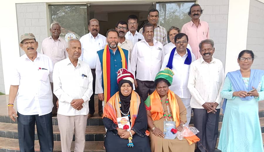 ಮಳವಳ್ಳಿಯಲ್ಲಿ ಶನಿವಾರ ಆಯೋಜಿಸಿದ್ದ ಸಾವಿತ್ರಿಬಾಯಿ ಫುಲೆ ಜನ್ಮದಿನಾಚರಣೆಯಲ್ಲಿ ಸಾಧಕರನ್ನು ಅಭಿನಂದಿಸಲಾಯಿತು