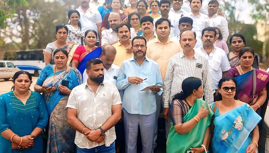 ಮಾಗಡಿ ಕೆಂಪೇಗೌಡರ ಪ್ರತಿಮೆಗೆ ಮಾಲಾರ್ಪಣೆ ನೆರವೇರಿಸಿ ಸುದ್ದಿಗಾರರೊಂದಿಗೆ ಮಾತನಾಡಿದ ಎಚ್.ಎಂ.ಕೃಷ್ಣಮೂರ್ತಿ 