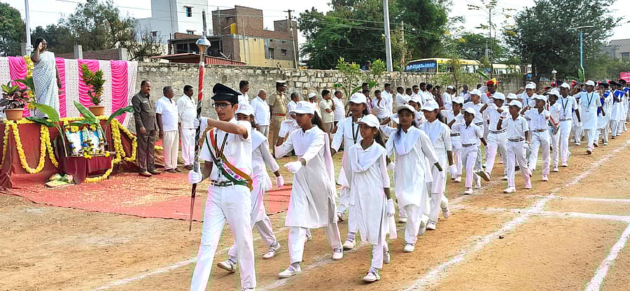 ನಾಯಕನಹಟ್ಟಿ ಪಟ್ಟಣದ ಎಸ್.ಟಿ.ಎಸ್.ಆರ್ ವಿದ್ಯಾಸಂಸ್ಥೆಯ ಆವರದಲ್ಲಿ ಸೋಮವಾರ ನಡೆದ 77ನೇ ಗಣರಾಜ್ಯೋತ್ಸದ ಪ್ರಯುಕ್ತ ಪಟ್ಟಣ ಪಂಚಾಯಿತಿ ಅಧ್ಯಕ್ಷೆ ಟಿ.ಮಂಜುಳಾ ವಿದ್ಯಾರ್ಥಿಗಳಿಂದ ಧ್ವಜವಂದನೆ ಸ್ವೀಕರಿಸಿದರು 