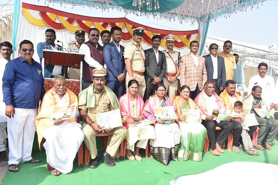 ಚಿಂಚೋಳಿ ಬಳಿಯ ಪೋಲಕಪಳ್ಳಿಯ ತಾಲ್ಲೂಕು ಕ್ರೀಡಾಂಗಣದಲ್ಲಿ ನಡೆದ ಗಣರಾಜ್ಯೋತ್ಸವದಲ್ಲಿ ವಿವಿಧ ಕ್ಷೇತ್ರಗಳಲ್ಲಿ ಗಣನೀಯ ಸೇವೆ ಸಲ್ಲಿಸಿದ ಮಹನೀಯರಿಗೆ ತಹಶೀಲ್ದಾರ್ ಸುಬ್ಬಣ್ಣ ಜಮಖಂಡಿ ಸನ್ಮಾನಿಸಿದರು