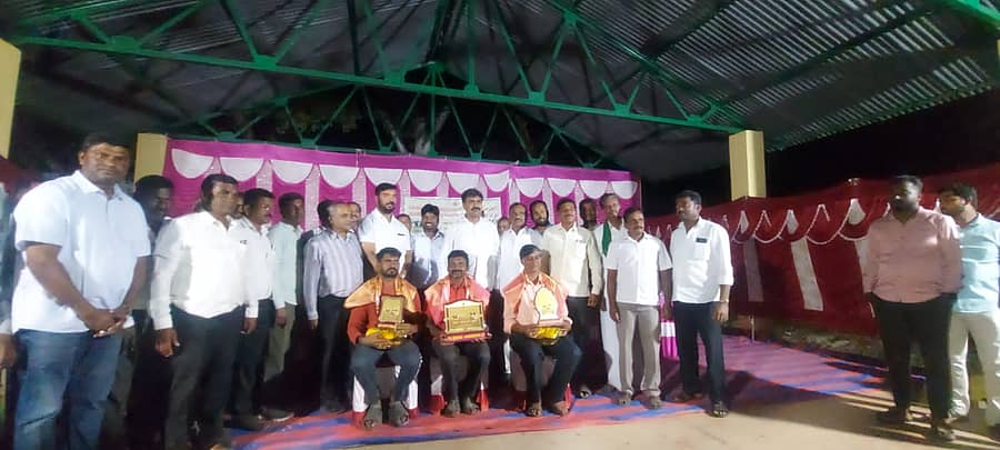 ಹನೂರು ಪಟ್ಟಣದಲ್ಲಿ ಸೋಮವಾರ ನಡೆದ ತಾಲ್ಲೂಕು ಮಟ್ಟದ ಹಾಲು ಕರೆಯುವ ಸ್ಪರ್ಧೆಯಲ್ಲಿ ವಿಜೇತರಾದವರಿಗೆ ಶಾಸಕ ಎಂ.ಆರ್.ಮಂಜುನಾಥ್ ಅವರು ಬಹುಮಾನ ವಿತರಿಸಿದರು