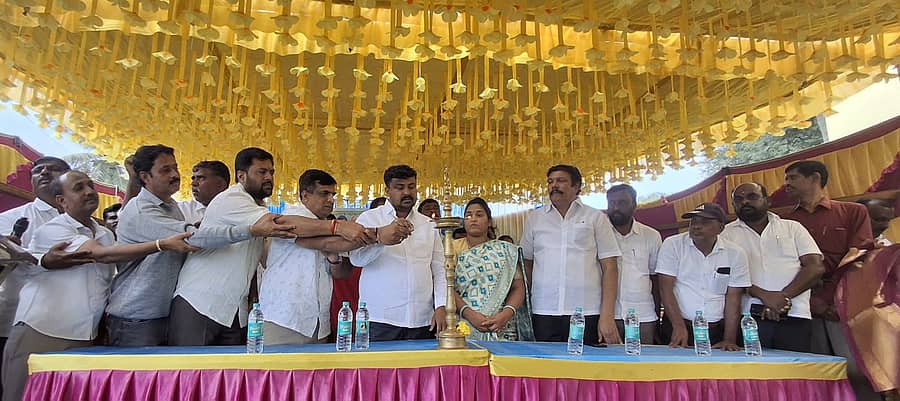 ಮುಳಬಾಗಿಲು ತಾಲ್ಲೂಕಿನ ಗುಮ್ಮಕಲ್ಲು ಗ್ರಾಮದಲ್ಲಿ ನೂತನ ಗ್ರಾಮ ಪಂಚಾಯಿತಿ ಕಟ್ಟಡವನ್ನು ದೀಪ ಬೆಳಗಿಸುವ ಮೂಲಕ ಗಣ್ಯರು ಉದ್ಘಾಟಿಸಿದರು. ಶಾಸಕ ಸಮೃದ್ಧಿ ಮಂಜುನಾಥ್ ಸೇರಿದಂತೆ ಇತರರು ಇದ್ದರು