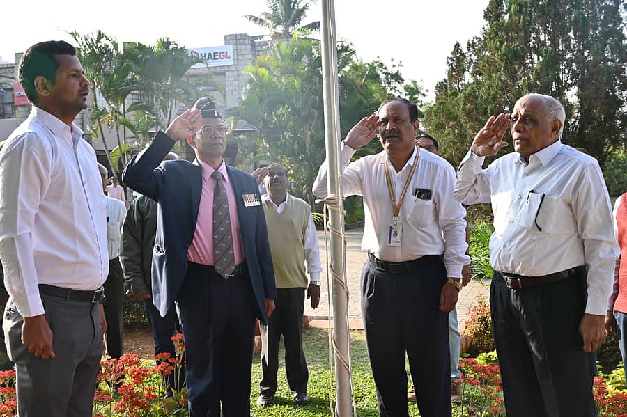 ಧಾರವಾಡದ ಎಸ್‍ಡಿಎಂ ಎಂಜಿನಿಯರಿಂಗ್ ಕಾಲೇಜಿನಲ್ಲಿ ಸೋಮವಾರ ನಡೆದ ಗಣರಾಜ್ಯೋತ್ಸವದ  ಧ್ವಜಾರೋಹಣದಲ್ಲಿ ಗಣ್ಯರು ಪಾಲ್ಗೊಂಡಿದ್ದರು