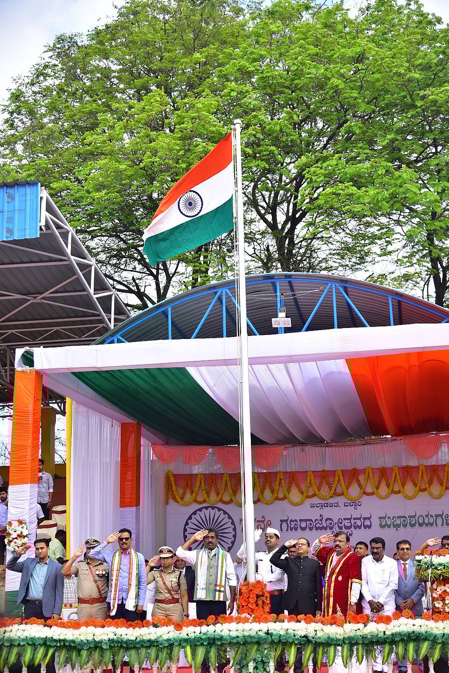 <div class="paragraphs"><p>ಬಳ್ಳಾರಿ ವೈದ್ಯಕೀಯ ಕಾಲೇಜು ಮತ್ತು ಸಂಶೋಧನಾ ಕೇಂದ್ರದಲ್ಲಿ ಸೋಮವಾರ ಗಣರಾಜ್ಯೋತ್ಸವ ನಿಮಿತ್ತ ಧ್ವಜಾರೋಹಣ ನೆರವೇರಿಸಿದ ಸಚಿವ ರಹೀಂ ಖಾನ್ ಗೌರವ ವಂದನೆ ಸಲ್ಲಿಸಿದರು.</p></div>