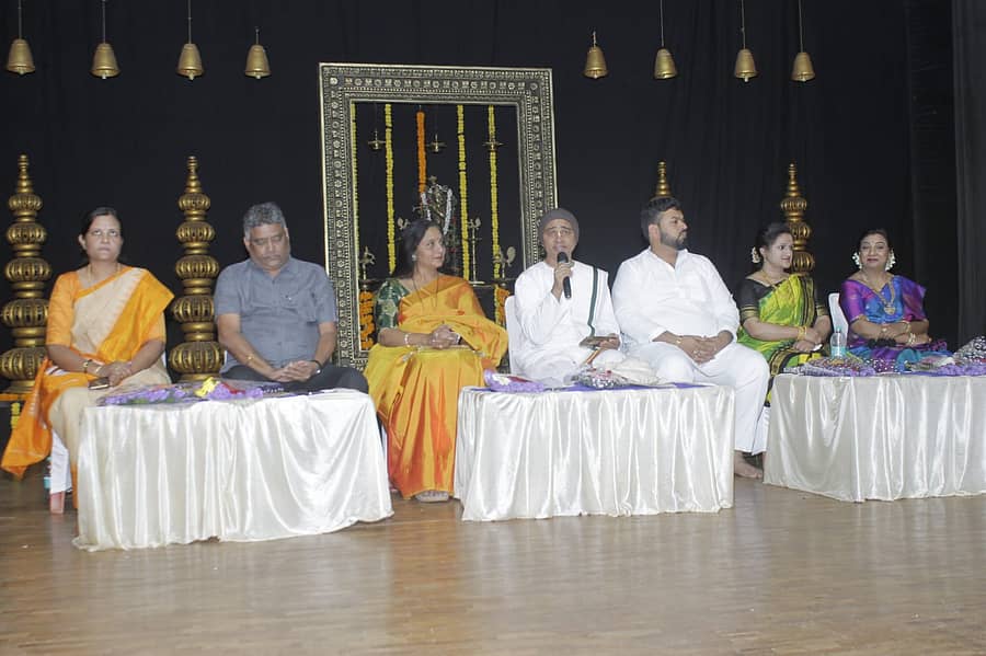 ಹುಬ್ಬಳ್ಳಿಯ ಸವಾಯಿ ಗಂಧರ್ವ ಸಭಾಂಗಣದಲ್ಲಿ ಮಯೂರ ನೃತ್ಯ ಅಕಾಡೆಮಿಯಿಂದ ಸೋಮವಾರ ಏರ್ಪಡಿಸಿದ್ದ ಭರತನಾಟ್ಯ ‘ಗೆಜ್ಜೆಪೂಜೆ’ ಕಾರ್ಯಕ್ರಮದಲ್ಲಿ ಇಸ್ಕಾನ್‌ ಹುಬ್ಬಳ್ಳಿ ಘಟಕದ ಮುಖ್ಯಸ್ಥ ರಾಜೀವ ಲೋಚನದಾಸ್‌ ಮಾತನಾಡಿದರು