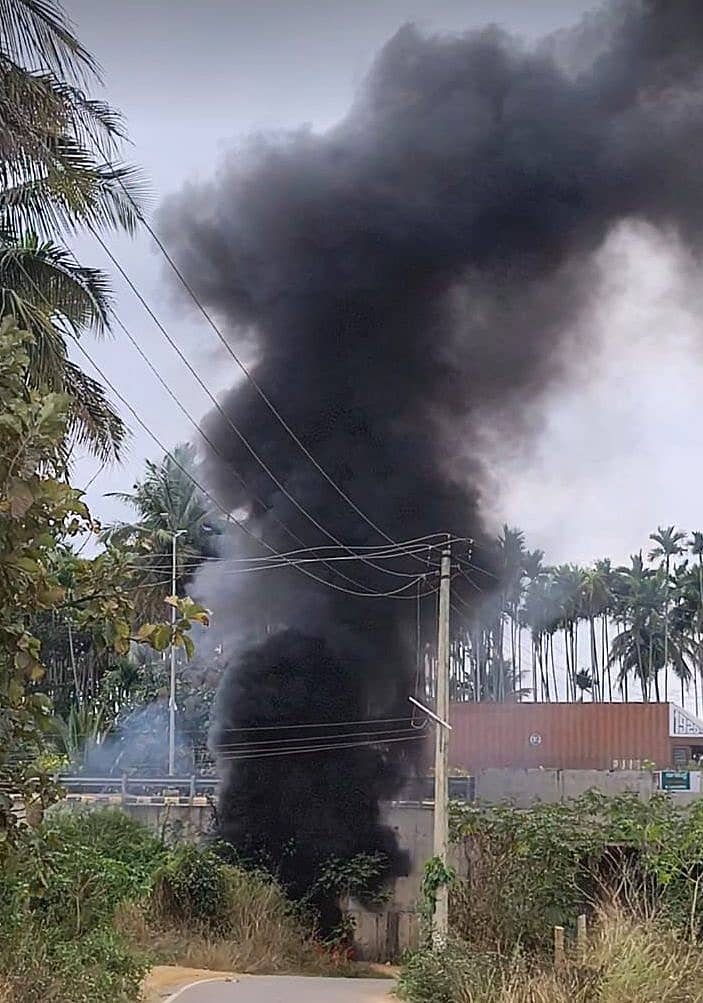 ದೊಡ್ಡಬಳ್ಳಾಪುರ ತಾಲ್ಲೂಕಿನ ಮೂಲಕ ಹಾದು ಹೋಗಿರುವ ರಾಷ್ಟ್ರೀಯ ಹೆದ್ದಾರಿ 648ರ ನಾಗಸಂದ್ರ ಅಂಡರ್‌ಪಾಸ್‌ ಸಮೀಪ ಕಸದ ರಾಶಿ ಹೊತ್ತಿ ಉರಿಯುತ್ತಿರುವುದು