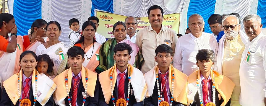 ರಾಣೆಬೆನ್ನೂರು ತಾಲ್ಲೂಕಿನ ಚಳಗೇರಿ ಗ್ರಾಮದ ಕೆನರಾ ಈ ವಿಶನ್ ಶಿಕ್ಷಣ ಸಂಸ್ಥೆಯ ಕ್ರೀಡಾಪಟುಗಳನ್ನು ಗಣರಾಜ್ಯೋತ್ಸವ ಸಮಾರಂಭದಲ್ಲಿ ಗ್ರಾಮ ಪಂಚಾಯಿತಿಯಿಂದ ಸನ್ಮಾನಿಸಲಾಯಿತು