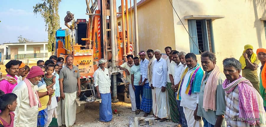 ಅಳವಂಡಿ ಸಮೀಪದ ತಿಗರಿ ಗ್ರಾಮದ ಸರ್ಕಾರಿ ಹಿರಿಯ ಪ್ರಾಥಮಿಕ ಶಾಲೆಯ ಆವರಣದಲ್ಲಿ ಎಸ್ಡಿಎಂಸಿ ಅಧ್ಯಕ್ಷ ವೆಂಕಟೇಶ ಅವರು ಬೋರ್ ವೆಲ್ ಕೊರೆಸಿದರು