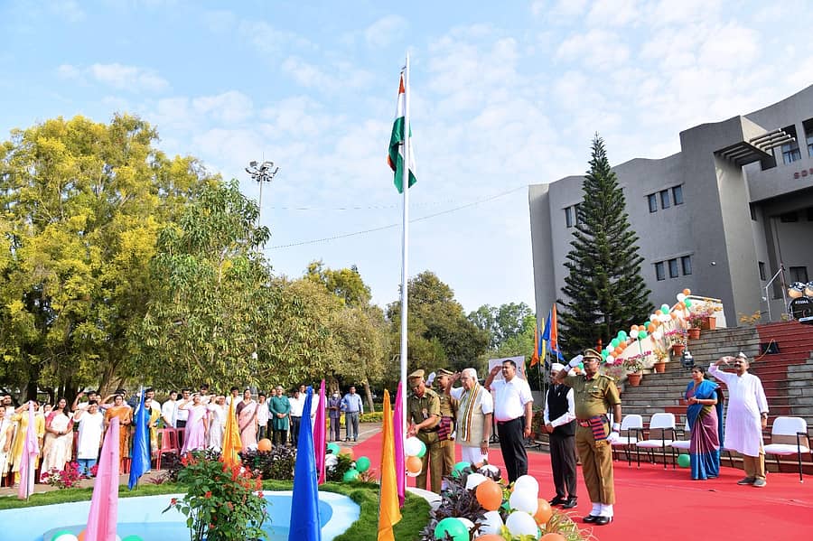 ಧಾರವಾಡದ ಎಸ್‍ಡಿಎಂ ವೈದ್ಯಕೀಯ ಕಾಲೇಜಿನಲ್ಲಿ ಸೋಮವಾರ ನಡೆದ ಗಣರಾಜ್ಯೋತ್ಸವದಲ್ಲಿ ಧ್ವಜವಂದನೆ ಸಲ್ಲಿಸಲಾಯಿತು