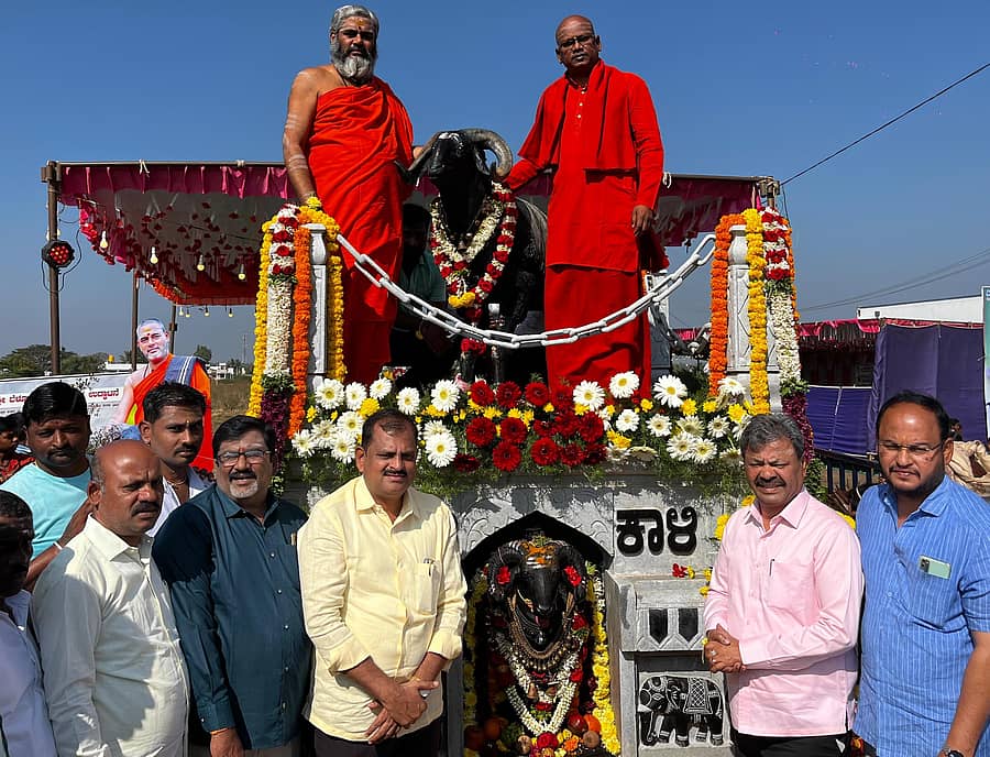 ಹರಿಹರ ತಾಲ್ಲೂಕಿನ ಬೆಳ್ಳೂಡಿ ಗ್ರಾಮದಲ್ಲಿ ಮೃತ ಕುರಿ ಕಾಳಿ ಸ್ಮರಣೆಯ ಸ್ಮಾರಕವನ್ನು ಲೋಕಾರ್ಪಣೆಗೊಳಿಸಲಾಯಿತು