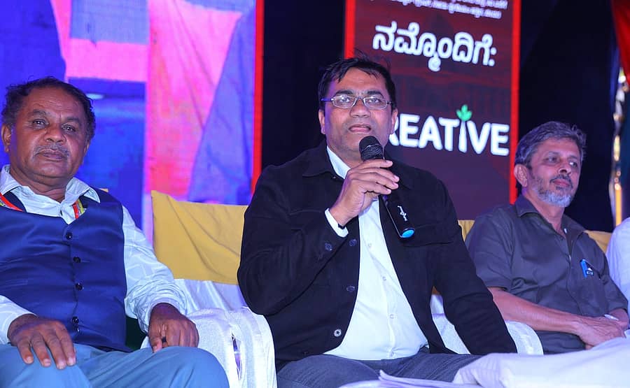 ಪುಸ್ತಕ ಸಂತೆ ಅಂಗವಾಗಿ ನಡೆದ ಗೋಷ್ಠಿಯಲ್ಲಿ ಸಂಶೋಧಕ ಸಂತೋಷ್‌ ಹಾನಗಲ್‌ ಮಾತನಾಡಿದರು