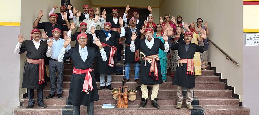 ಕೊಡವ ನ್ಯಾಷನಲ್ ಕೌನ್ಸಿಲ್ ಸಂಘಟನೆಯ ಸದಸ್ಯರು ಸೋಮವಾರ ಕೊಡಗು ಜಿಲ್ಲಾಧಿಕಾರಿ ಕಚೇರಿ ಮುಂಭಾಗ ವಿವಿಧ ಬೇಡಿಕೆಗಳ ಈಡೇರಿಕೆಗೆ ಆಗ್ರಹಿಸಿ ಪ್ರತಿಭಟನೆ ನಡೆಸಿದರು