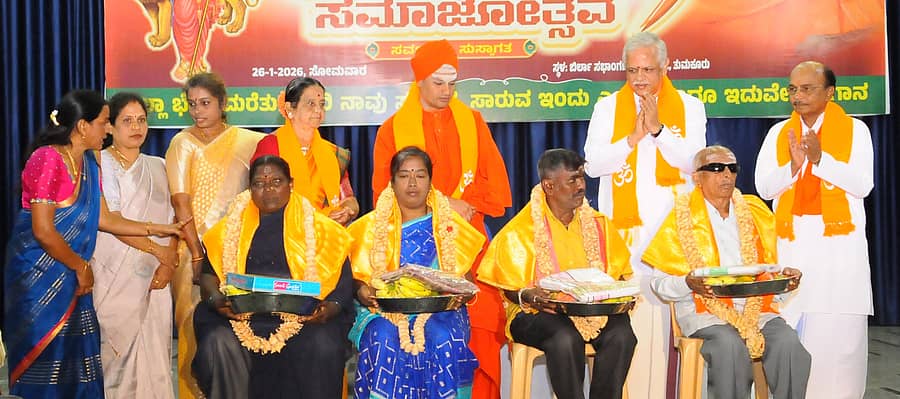ತುಮಕೂರಿನಲ್ಲಿ ಸೋಮವಾರ ನಡೆದ ಹಿಂದೂ ಸಮಾಜೋತ್ಸವದಲ್ಲಿ ಸಾಧಕರನ್ನು ಸನ್ಮಾನಿಸಲಾಯಿತು. ಬಿಜೆಪಿ ರಾಷ್ಟ್ರೀಯ ಸಂಘಟನಾ ಕಾರ್ಯದರ್ಶಿ ಬಿ.ಎಲ್.ಸಂತೋಷ, ಉದ್ಯಮಿ ಎಚ್.ಜಿ.ಚಂದ್ರಶೇಖರ್, ಇಂದಿರಮ್ಮ ಸುಂದರರಾವ್ ಇತರರು ಉಪಸ್ಥಿತರಿದ್ದರು