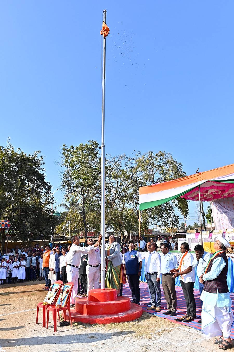 ಹಿರೇಕೆರೂರ ಪಟ್ಟಣದ ಪೊಲೀಸ್ ಪರೇಡ್ ಮೈದಾನದಲ್ಲಿ ಸೋಮವಾರ ಗಣರಾಜ್ಯೋತ್ಸವದಂದು ಧ್ವಜಾರೋಹಣವನ್ನು ತಹಶೀಲ್ದಾರ್ ಎಂ. ರೇಣುಕಾ ನೆರವೇರಿಸಿದರು