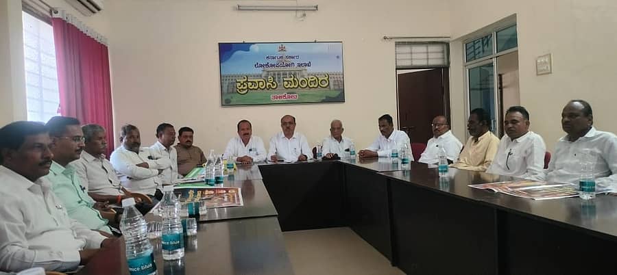 ತಾಳಿಕೋಟೆ ಪಟ್ಟಣದ ಪ್ರವಾಸಿ ಮಂದಿರದಲ್ಲಿ ನಡೆದ ಸಭೆಯಲ್ಲಿ ಹಂಡೇವಜೀರ ಸಮಾಜದ ರಾಜ್ಯ ಘಟಕದ ಅಧ್ಯಕ್ಷ ಎಸ್.ಎಸ್.ಪಾಟೀಲ ಮಾತನಾಡಿದರು