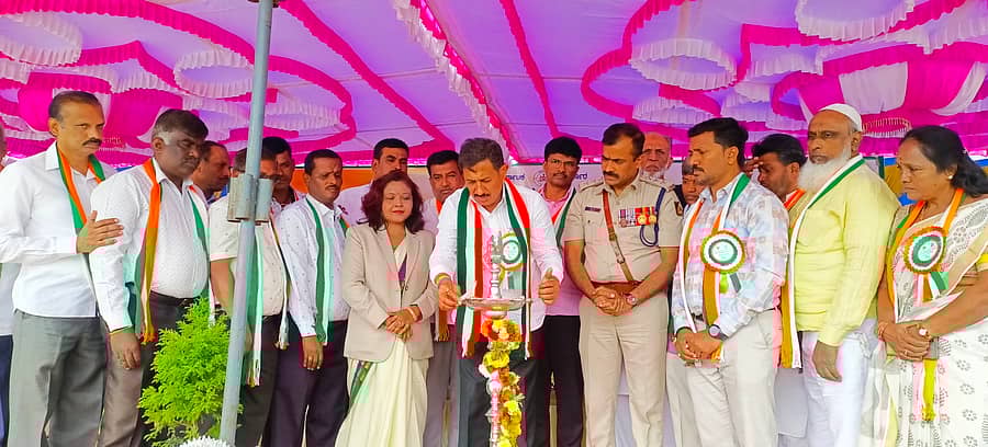 ಮಾಗಡಿ ಕೋಟೆ ಮೈದಾನದಲ್ಲಿ ನಡೆದ 77ನೇ ಗಣರಾಜ್ಯೋತ್ಸವ ಕಾರ್ಯಕ್ರಮವನ್ನು ಶಾಸಕ ಬಾಲಕೃಷ್ಣ ಉದ್ಘಾಟಿಸಿದರು. ಪ್ರಭಾರ ತಹಶೀಲ್ದಾರ್ ಪ್ರತಿಭಾ ಜೊತೆಯಲ್ಲಿದ್ದರು