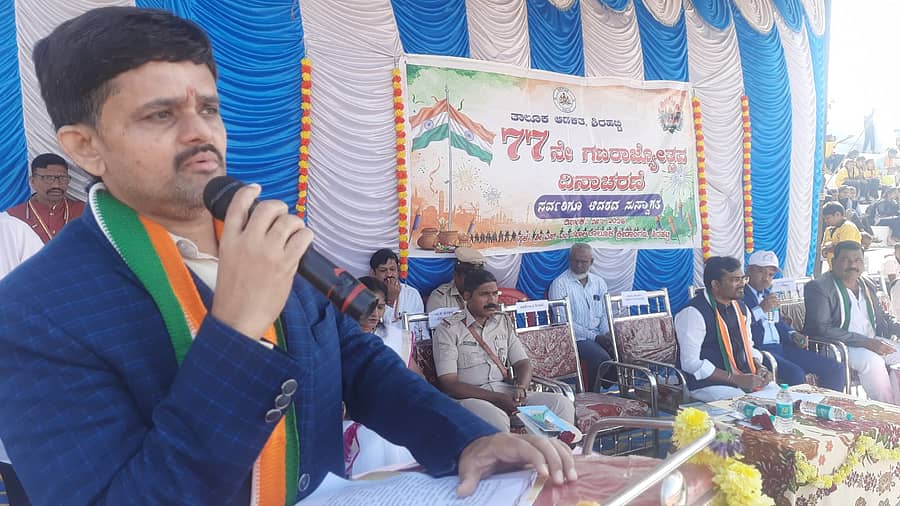 ಶಿರಹಟ್ಟಿಯ ಎಸ್.ಎಂ. ಡಬಾಲಿ ತಾಲ್ಲೂಕು ಕ್ರೀಡಾಂಗಣದಲ್ಲಿ ಸೋಮವಾರ ಹಮ್ಮಿಕೊಂಡಿದ್ದ ಗಣರಾಜ್ಯೋತ್ಸವ ಕಾರ್ಯಕ್ರಮದಲ್ಲಿ ತಹಶೀಲ್ದಾರ್‌ ಕೆ.ರಾಘವೇಂದ್ರ ರಾವ್‌ ಮಾತನಾಡಿದರು