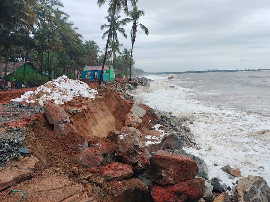 ಅಂಕೋಲಾ ತಾಲ್ಲೂಕಿನ ತರಂಗ ಮೇಟ ಗ್ರಾಮದಲ್ಲಿ ಕಡಲು ಕೊರೆತ ಉಂಟಾಗಿ ಅಲೆ ತಡೆಗೋಡೆಯ ಕಲ್ಲುಗಳು ಕೊಚ್ಚಿಹೋಗಿರುವುದು