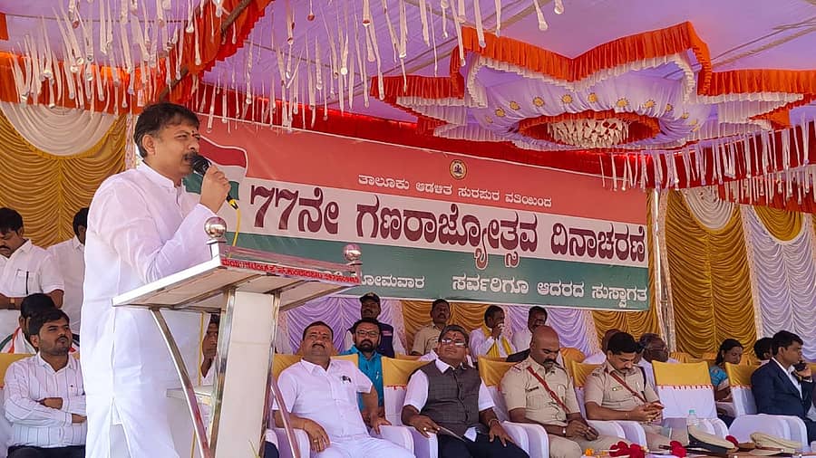 ಸುರಪುರದ ಪ್ರಭು ಕಾಲೇಜು ಮೈದಾನದಲ್ಲಿ ತಾಲ್ಲೂಕು ಆಡಳಿತದ ವತಿಯಿದ ಸೋಮವಾರ ಏರ್ಪಡಿಸಿದ್ದ ಗಣರಾಜ್ಯೋತ್ಸವದಲ್ಲಿ ಶಾಸಕ ರಾಜಾ ವೇಣುಗೋಪಾಲ ನಾಯಕ ಮಾತನಾಡಿದರು