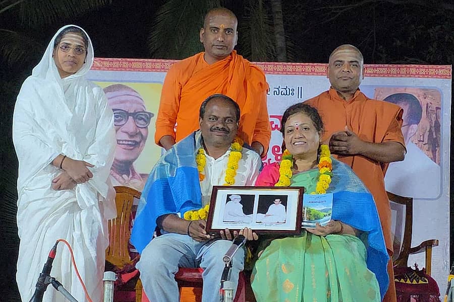 ಜಮಖಂಡಿ ತಾಲ್ಲೂಕಿನ ಹುಲ್ಯಾಳ ಗ್ರಾಮದ ಶ್ರೀಗುರುದೇವಾಶ್ರಮದಲ್ಲಿ ನಡೆದ ಶ್ರೀಗುರುದೇವ ಸತ್ಸಂಗದ ದಾಸೋಹಿ ಸಂಗಮೇಶ ಬಾದರದಿನ್ನಿ ದಂಪತಿಯನ್ನು ಸನ್ಮಾನಿಸಲಾಯಿತು