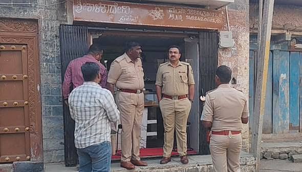 ಚಡಚಣ ತಾಲ್ಲೂಕಿನ ಹಲಸಂಗಿ ಗ್ರಾಮದಲ್ಲಿ ಸೋಮವಾರ ಮಧ್ಯಾಹ್ನ ಬಂಗಾರದ ಅಂಗಡಿ ದರೋಡೆ ನಡೆದ ಸ್ಥಳಕ್ಕೆ ಜಿಲ್ಲಾ ಪೊಲೀಸ್‌ ವರಿಷ್ಠಾಧಿಕಾರಿ ಲಕ್ಷ್ಮಣ ನಿಂಬರಗಿ, ಹೆಚ್ಚುವರಿ ಪೊಲೀಸ್‌ ವರಿಷ್ಠಾಧಿಕಾರಿ ರಾಮನಗೌಡ ಹಟ್ಟಿ,  ಡಿವೈಎಸ್‌ಪಿ ಸದಾಶಿವ ಕಟ್ಟಿಮನಿ, ಸಿಪಿಐ ಪರಶುರಾಮ ಮನಗೂಳಿ ಭೇಟಿ ನೀಡಿ ಪರಿಶೀಲನೆ ನಡೆಸಿದರು