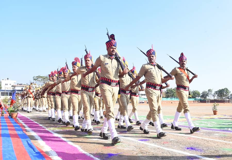 ಹಾವೇರಿ ಜಿಲ್ಲಾ ಕ್ರೀಡಾಂಗಣದಲ್ಲಿ ಆಯೋಜಿಸಿದ್ದ ಗಣರಾಜ್ಯೋತ್ಸವ ಸಮಾರಂಭದಲ್ಲಿ ಆಕರ್ಷಕ ಪಥಸಂಚಲನ