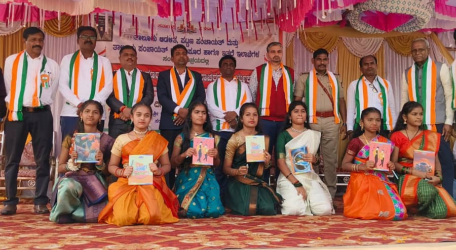 ಕಮಲಾಪುರ ತಾಲ್ಲೂಕು ಆಡಳಿತ ವತಿಯಿಂದ ಆಯೋಜಿಸಿದ್ದ ಧ್ವಜಾರೋಹಣ ಸಮಾರಂಭದಲ್ಲಿ ದೇಶಭಕ್ತಿ ಗೀತೆಗೆ ನೃತ್ಯ ಪ್ರದರ್ಶಿಸಿದ ಮಕ್ಕಳಿಗೆ ತಹಶೀಲ್ದಾರ ಮೊಹಮ್ಮದ ಮೋಸಿನ ಅಹಮ್ಮದ ನೋಟ್ ಬುಕ್, ಪೆನ್ನು ವಿತರಿಸಿದರು