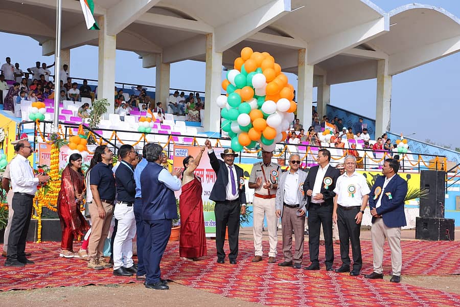 ಬಸವನಬಾಗೇವಾಡಿ ತಾಲ್ಲೂಕಿನ ಕೂಡಗಿ ಎನ್‌ಟಿಪಿಸಿಯಲ್ಲಿ ಹಮ್ಮಿಕೊಂಡಿದ್ದ ಗಣರಾಜ್ಯೋತ್ಸವ ಸಂಭ್ರಮದಲ್ಲಿ ಯೋಜನೆಯ ಮುಖ್ಯಸ್ಥ ಮಧು ಎಸ್. ಹಾಗೂ ಹಿರಿಯ ಅಧಿಕಾರಿಗಳು ಕ್ರೀಡಾಂಗಣದಲ್ಲಿ ತ್ರಿವರ್ಣದ ಬಲೂನ್ ಗಳನ್ನು ಗಾಳಿಯಲ್ಲಿ‌ ಹಾರಿಬಿಡುವ ಮೂಲಕ ಗಣರಾಜ್ಯೋತ್ಸವ ಆಚರಿಸಿದರು