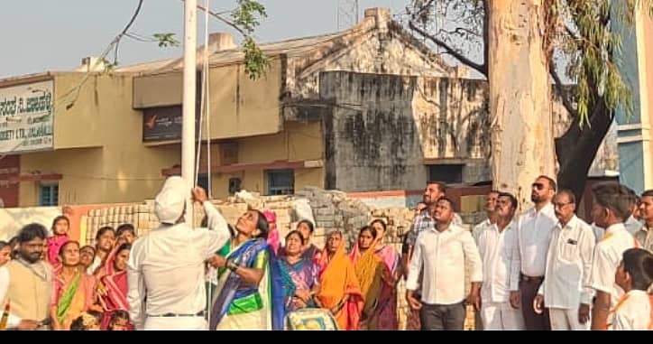ಜಾಲಹಳ್ಳಿ ಪಟ್ಟಣದ ಗ್ರಾ.ಪಂ ಆವರಣದಲ್ಲಿ ಅಧ್ಯಕ್ಷೆ ವಿಜಯಲಕ್ಷ್ಮಿ ತೋಟದ್ ಅವರು ಧ್ವಜಾರೋಹಣ ನೆರವೇರಿಸಿದರು