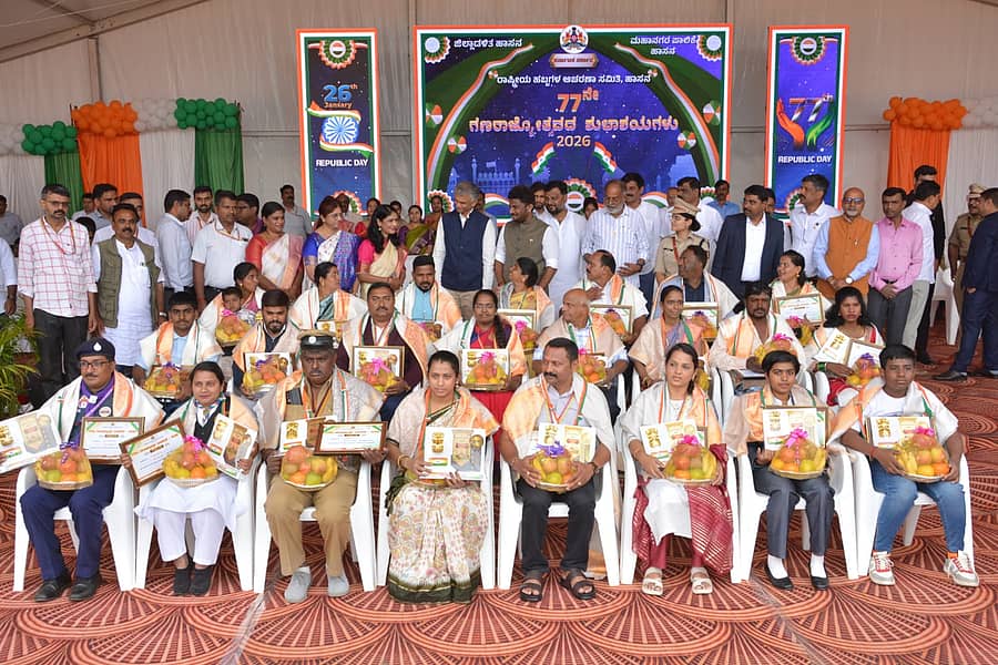 ವಿವಿಧ ಕ್ಷೇತ್ರಗಳ ಸಾಧಕರನ್ನು ಹಾಸನದ ಜಿಲ್ಲಾ ಕ್ರೀಡಾಂಗಣದಲ್ಲಿ ಸೋಮವಾರ ನಡೆದ ಗಣರಾಜ್ಯೋತ್ಸವದಲ್ಲಿ ಸನ್ಮಾನಿಸಲಾಯಿತು 