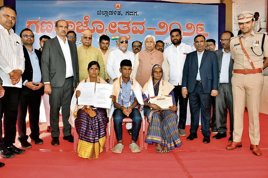 ಗಣರಾಜ್ಯೋತ್ಸವ ಸಮಾರಂಭದಲ್ಲಿ ಪ್ರಜ್ವಲ್ ರಿತ್ತಿ ಕುಟುಂಬವನ್ನು ಸಚಿವ ಎಚ್‌.ಕೆ. ಪಾಟೀಲ ಸನ್ಮಾನಿಸಿದರು