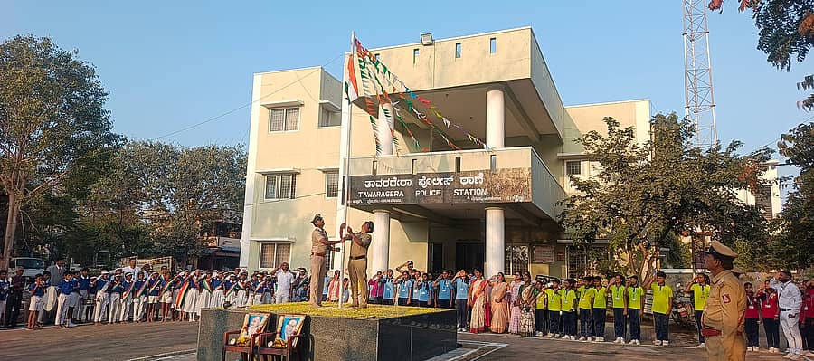 ತಾವರಗೇರಾ ಪಟ್ಟಣದ ಪೊಲೀಸ್ ಠಾಣೆಯಲ್ಲಿ ಸೋಮವಾರ 77ನೇ ಗಣರಾಜ್ಯೋತ್ವವ ಅಂಗವಾಗಿ ಪಿಎಸ್ಐ ಚಂದ್ರಪ್ಪ.ಎಚ್ ಅವರು ಧ್ವಜಾರೋಹಣ ನೆರವೇರಿಸಿದರು