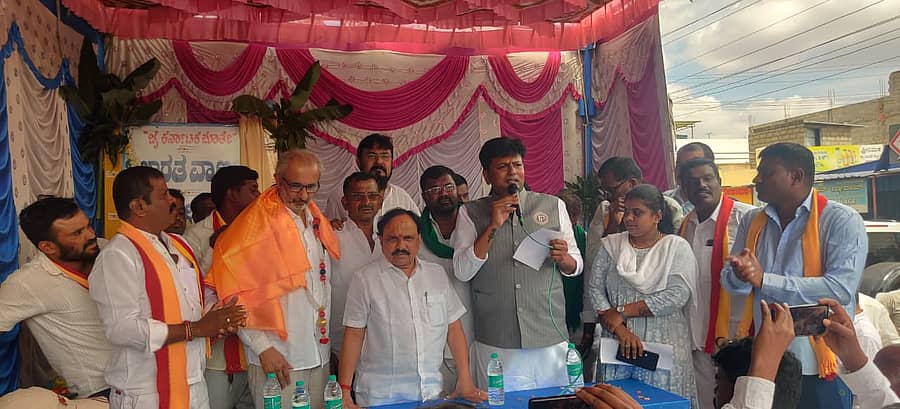 ಮೇದೆಹಳ್ಳಿ ರಸ್ತೆಯ ಎಪಿಎಂಸಿ ಮಾರ್ಕೆಟ್ ಬಳಿ ನೂತನವಾಗಿ ಜೈ ಭಾರತ್ ವಾಣಿಜ್ಯ ಆಟೊ ನಿಲ್ದಾಣಕ್ಕೆ ಶಂಕುಸ್ಥಾಪನೆ ನೆರವೇರಿಸಿ ಶಾಸಕ ಕೆ.ಸಿ.ವೀರೇಂದ್ರ ಮಾತನಾಡಿದರು