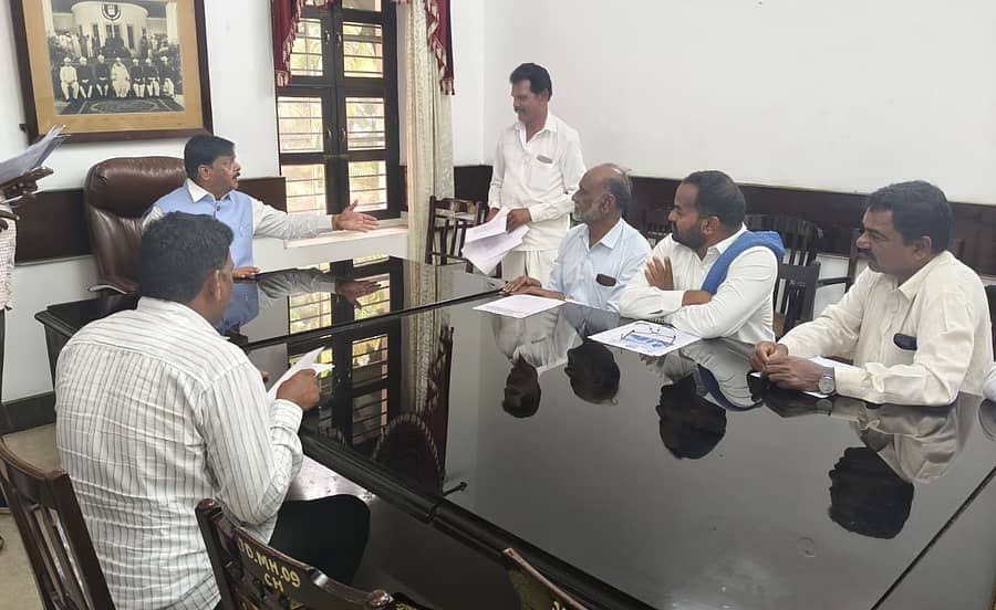 ಮೈಸೂರಿನ ಜಲದರ್ಶಿನಿ ಅತಿಥಿಗೃಹದಲ್ಲಿ ದಸಂಸ ಮುಖಂಡರು ಜಿಲ್ಲಾ ಉಸ್ತವಾರಿ ಸಚಿವ ಡಾ.ಎಚ್‌.ಸಿ.ಮಹದೇವಪ್ಪ ಅವರೊಂದಿಗೆ ಸಭೆ ನಡೆಸಿದರು